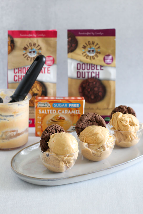 salted caramel pudding ice cream cups with chocolate cookies individual dessert cups of sugar free salted caramel ice cream topped with mightylicious chocolate cookies on a serving tray